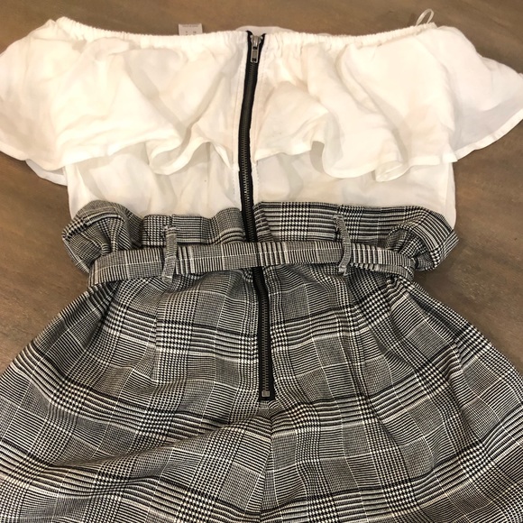 Off-shoulder romper with belt - Picture 2 of 5